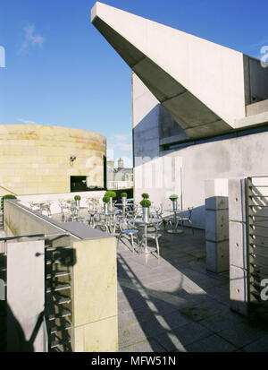 Moderne Dachterrasse des Tower Restaurant mit Blick auf die Stadt Edinburgh. Stockfoto