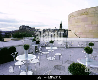 Moderne Dachterrasse des Tower Restaurant mit Blick auf die Stadt Edinburgh Schottland Vereinigtes Königreich. Stockfoto