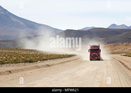 Stapler auf der unbefestigten Straße in Bolivien. Im Jahr 2004 mehr als 92 % der Straßen in Bolivien waren unbefestigt. Stockfoto