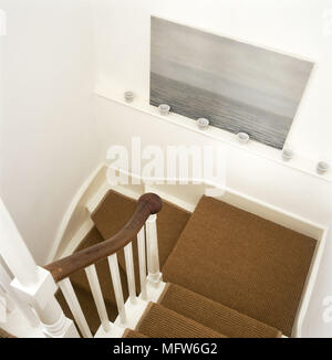 Oben Ansicht eines Teppichboden Treppe mit Geländer aus Holz Stockfoto