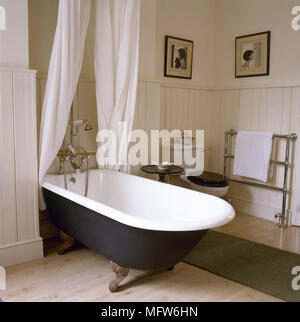 Top freistehenden Badewanne im Landhausstil Badezimmer mit Holztäfelung Stockfoto