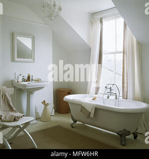 Top freistehenden Badewanne mit Kralle Füße und Sockel Waschbecken im Badezimmer Stockfoto
