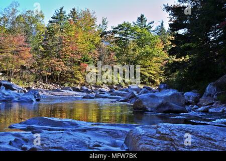 Felsige Schlucht in New Hampshire an einem Herbstabend Stockfoto