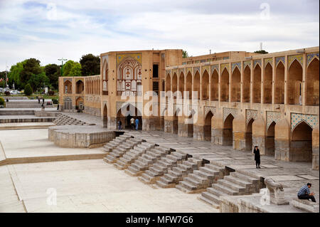 Der Khaju Brücke, eine der elf Brücken in Isfahan - Iran. Es wurde von den Safawiden König gebaut, Schah Abbas II., auf den Fundamenten einer älteren Brücke Stockfoto