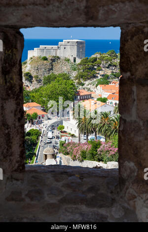 Blick auf die Altstadt von Dubrovnik durch eine Geschützstellung, Dubrovnik, Kroatien Stockfoto