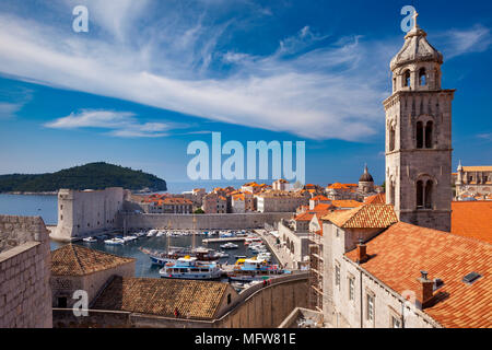 Kirchturm von Dominikanski Samostan (Dominikanerkloster) und der orange-Dächer der Altstadt Dubrovnik, Kroatien Stockfoto