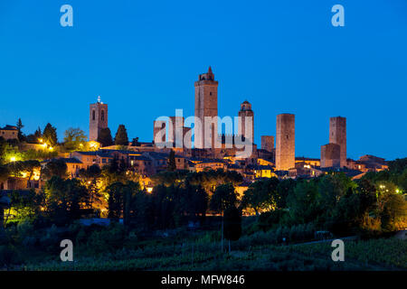 Dämmerung über die Türme und die mittelalterliche Stadt San Gimignano, Toskana, Italien Stockfoto