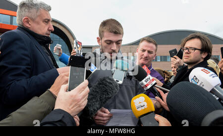 Tom Evans spricht zu den Medien außerhalb von Liverpool Alder Hey Children's Hospital, wo sein Sohn Alfie Evans, die 23 Monate alte, die in der Mitte eines Lebens wurde - Unterstützung Behandlung Streit, ist ein Patient. Stockfoto