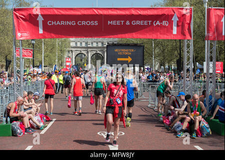 Hinter der Ziellinie auf der Mall am Virgin Money London Marathon 2018 Suchen nach Admiralty Arch, London, UK Stockfoto