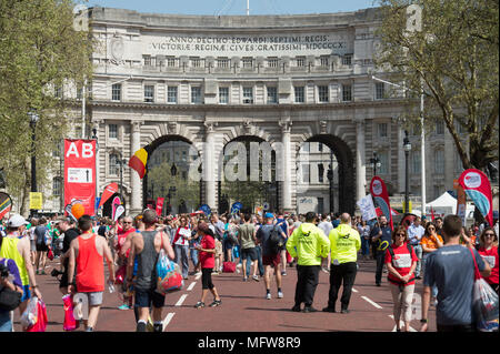 Hinter der Ziellinie auf der Mall am Virgin Money London Marathon 2018 Suchen nach Admiralty Arch, London, UK Stockfoto