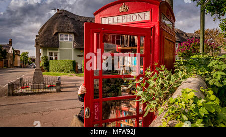 Hinxton, Cambridgeshire. Ein Telefon aktiviert ist, umfunktionierte als Bibliothek. Stockfoto