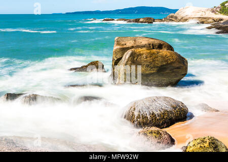 Strand in Balneário Camboriú, Santa Catarina, Brasilien. Estaleirinho Strand. Stockfoto