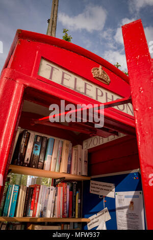 Hinxton, Cambridgeshire. Ein Telefon aktiviert ist, umfunktionierte als Bibliothek. Stockfoto