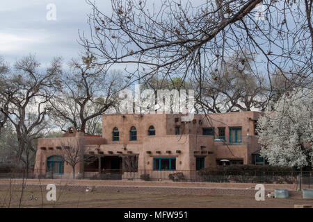 Spanish-Pueblo Haus mit Frühlingsblumen Stockfoto