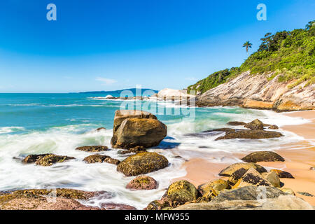 Strand in Balneário Camboriú, Santa Catarina, Brasilien. Estaleirinho Strand. Stockfoto