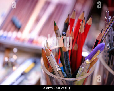 Artist Bleistifte in einem Glas auf ein Studio. Stockfoto