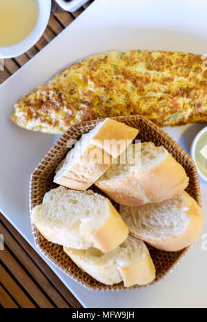 Omelette und frisches Brot schneiden Stockfoto