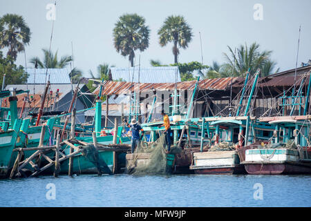 Fischerboote im Hafen am Praek Chhu Tuek Fluss, Kampot, Kambodscha Stockfoto