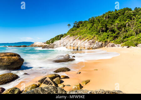 Strand in Balneário Camboriú, Santa Catarina, Brasilien. Estaleirinho Strand. Stockfoto