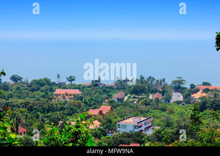 Blick über das Dorf von Kep in der Provinz Kampot, Kambodscha von KEP-Nationalpark, mit dem Südchinesischen Meer und Hotel Gebäude Stockfoto