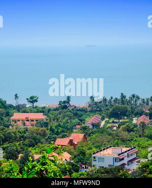 Blick über das Dorf von Kep in der Provinz Kampot, Kambodscha von KEP-Nationalpark, mit dem Südchinesischen Meer und Hotel Gebäude Stockfoto