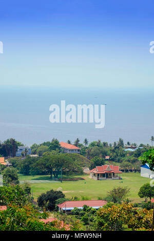 Blick über das Dorf von Kep in der Provinz Kampot, Kambodscha von KEP-Nationalpark, mit dem Südchinesischen Meer und Hotel Gebäude Stockfoto