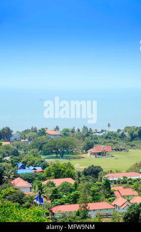 Blick über das Dorf von Kep in der Provinz Kampot, Kambodscha von KEP-Nationalpark, mit dem Südchinesischen Meer und Hotel Gebäude Stockfoto