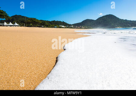 Strand in Balneário Camboriú, Santa Catarina, Brasilien. Estaleirinho Strand. Stockfoto