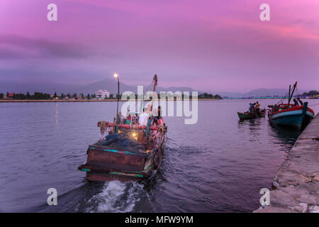 Fischerboote auf dem Preaek Chhu Tuek Fluss Kampot Stadt Stockfoto