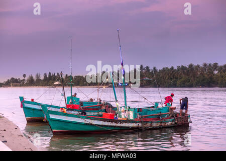 Fischerboote auf dem Preaek Chhu Tuek Fluss Kampot Stadt Stockfoto