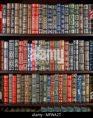 Sammlung von Leder gebundene Bücher in den Regalen Stockfoto