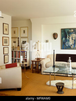 Glas Couchtisch vor gepolstertes Sofa Stockfoto