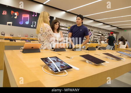 Apple Store USA - Menschen Shopping ein iPad im Apple Store, Houston Galleria, Houston, Texas, USA zu kaufen Stockfoto