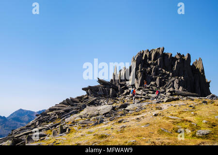 Castell y Gwynt (Schloss der Winde) auf Glyder Fach Berg mit Wanderer nach unten kriechen, um die Felsen in Snowdonia National Park. Wales, Großbritannien, Großbritannien Stockfoto