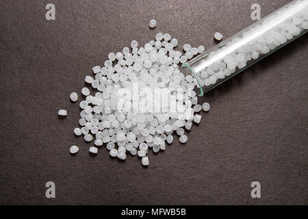 Kunststoffgranulat. Kunststoff Rohstoffe als Granulat für die Industrie. Transparentes Polyethylen pellets Stockfoto