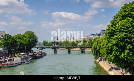 Pont des Arts oder Passerelle des Arts, die Fußgängerbrücke in Paris, die den Fluss überquert. Es verbindet das Institut de France und der zentralen squa Stockfoto