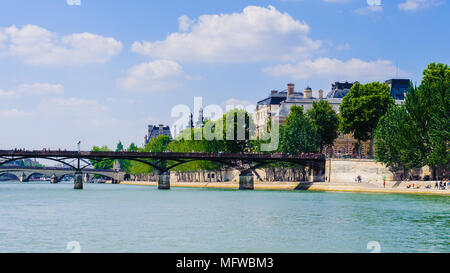 Pont des Arts oder Passerelle des Arts, die Fußgängerbrücke in Paris, die den Fluss überquert. Stockfoto