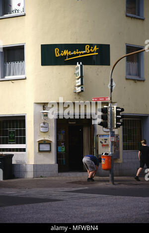 Koblenz, Deutschland - April 08, 2018: Die Ecke Eingang der Bar und das Restaurant Frankenschaenke mit Werbung Schilder am April 08, 2018 in Koble Stockfoto