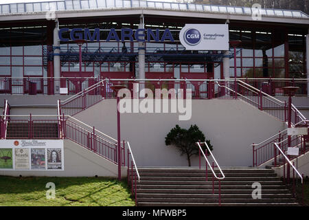 Koblenz, Deutschland - April 08, 2018: Die Treppen und Terrassen auf die moderne Glas Eingang des CGM-Arena am April 08, 2018 in Koblenz. Stockfoto