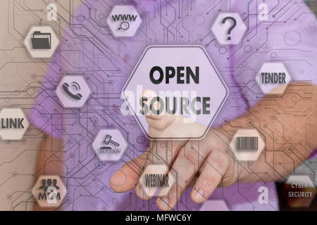 Der Unternehmer wählt OPEN SOURCING, drückt eine Taste auf dem Touchscreen in das globale Netzwerk Stockfoto