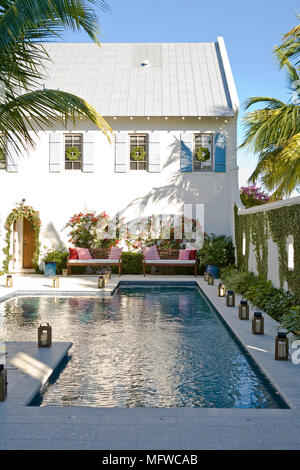 Von außen ein modernes Haus mit Laternen neben Schwimmbad Stockfoto