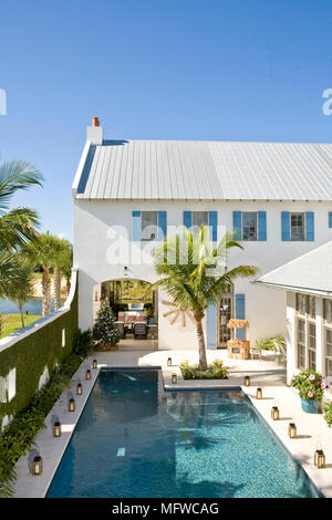 Die Außenseite des moderne Villa mit Swimmingpool und Weihnachtsbaum auf Terrasse Stockfoto