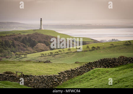 In Gamswell Hill über die Mauern, die Umarmung der Konturen des Landes in Richtung des Sir John Barrow Denkmal auf hoad Hill und der Leven Estuar Stockfoto