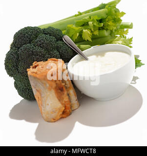 Gekochter Lachs, Brokkoli, Sellerie und Schüssel mit Sahne Stockfoto