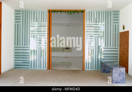 Moderne, geräumige Diele mit Blick durch die offene Tür Stockfoto