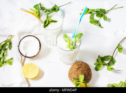 Kokosöl vegane Milch coctail in Glas auf Holz- Hintergrund. Stockfoto