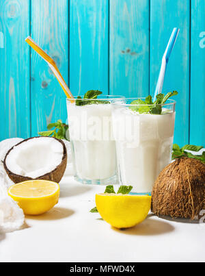 Kokosöl vegane Milch coctail in Glas auf Holz- Hintergrund. Stockfoto