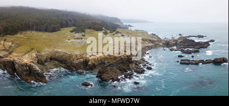 Die kalte, nährstoffreiche Wasser des Pazifischen Ozeans Waschen gegen den felsigen und landschaftlich sehr reizvollen Norden Kaliforniens Küste in Sonoma. Stockfoto