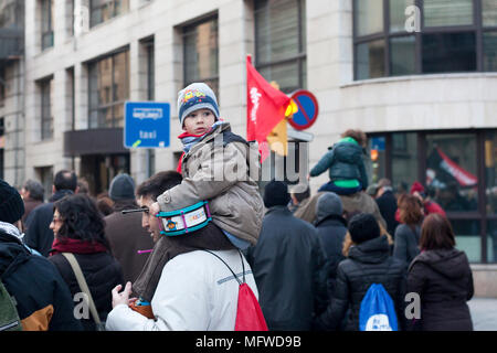 Ein Mann seinen Sohn trägt auf seinen Schultern bei einer Demonstration. Barcelona Spanien Stockfoto