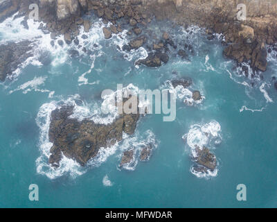 Die kalte, nährstoffreiche Wasser des Pazifischen Ozeans Waschen gegen den felsigen und landschaftlich sehr reizvollen Norden Kaliforniens Küste in Sonoma. Stockfoto
